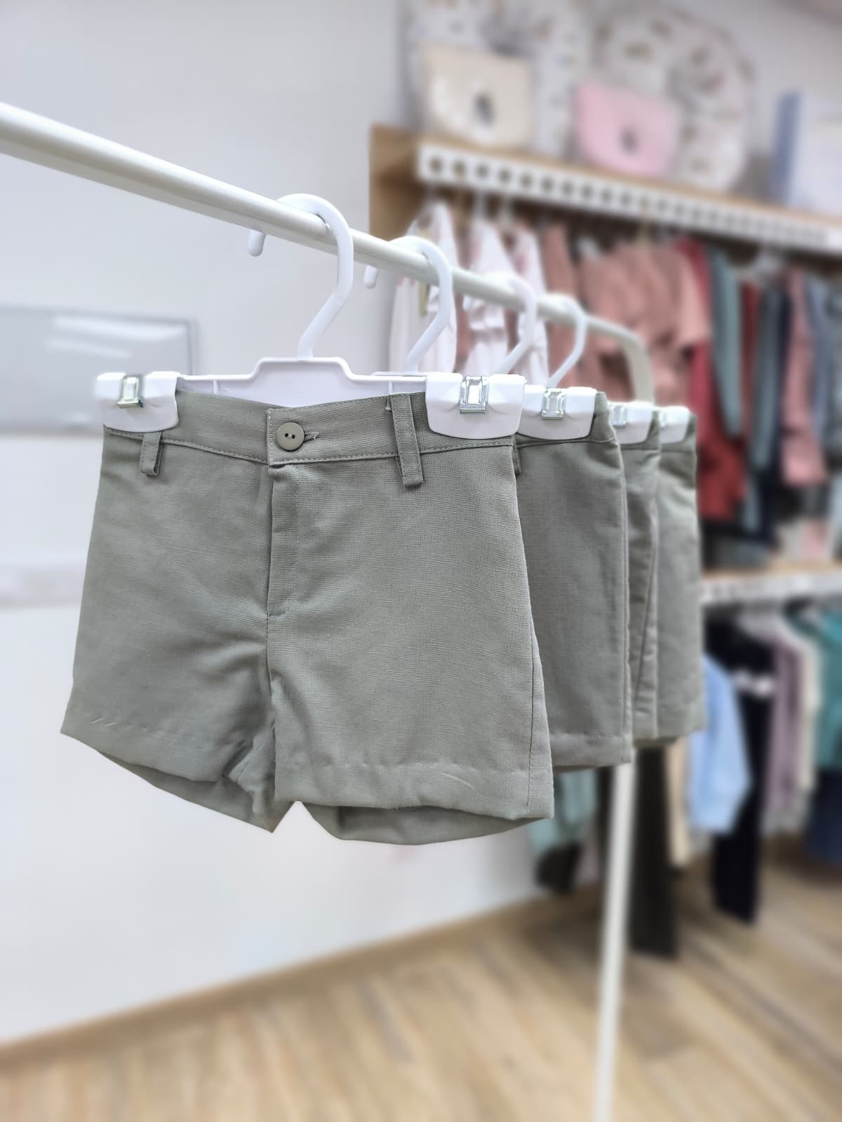 Pantalón corto de lino para niño – color verde salvia, elegante y versátil