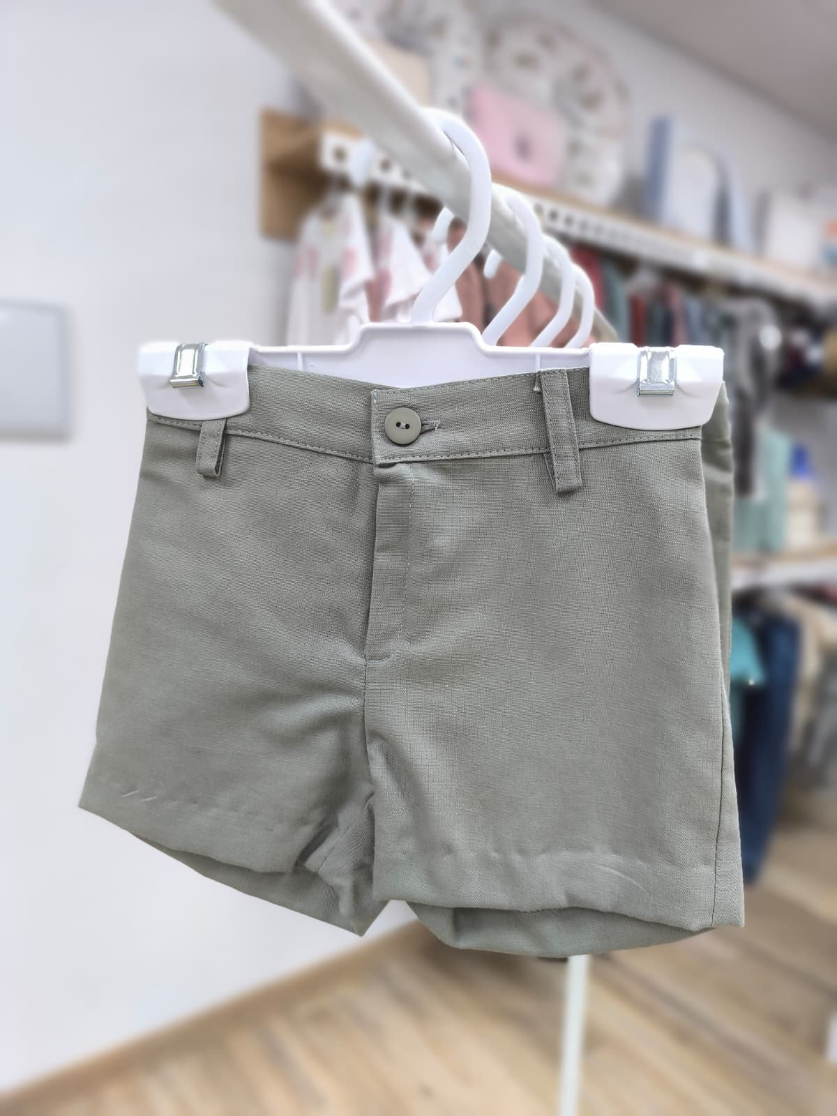 Pantalón corto de lino para niño – color verde salvia, elegante y versátil