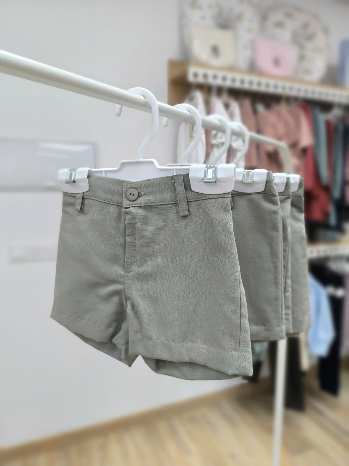 Pantalón corto de lino para niño – color verde salvia, elegante y versátil