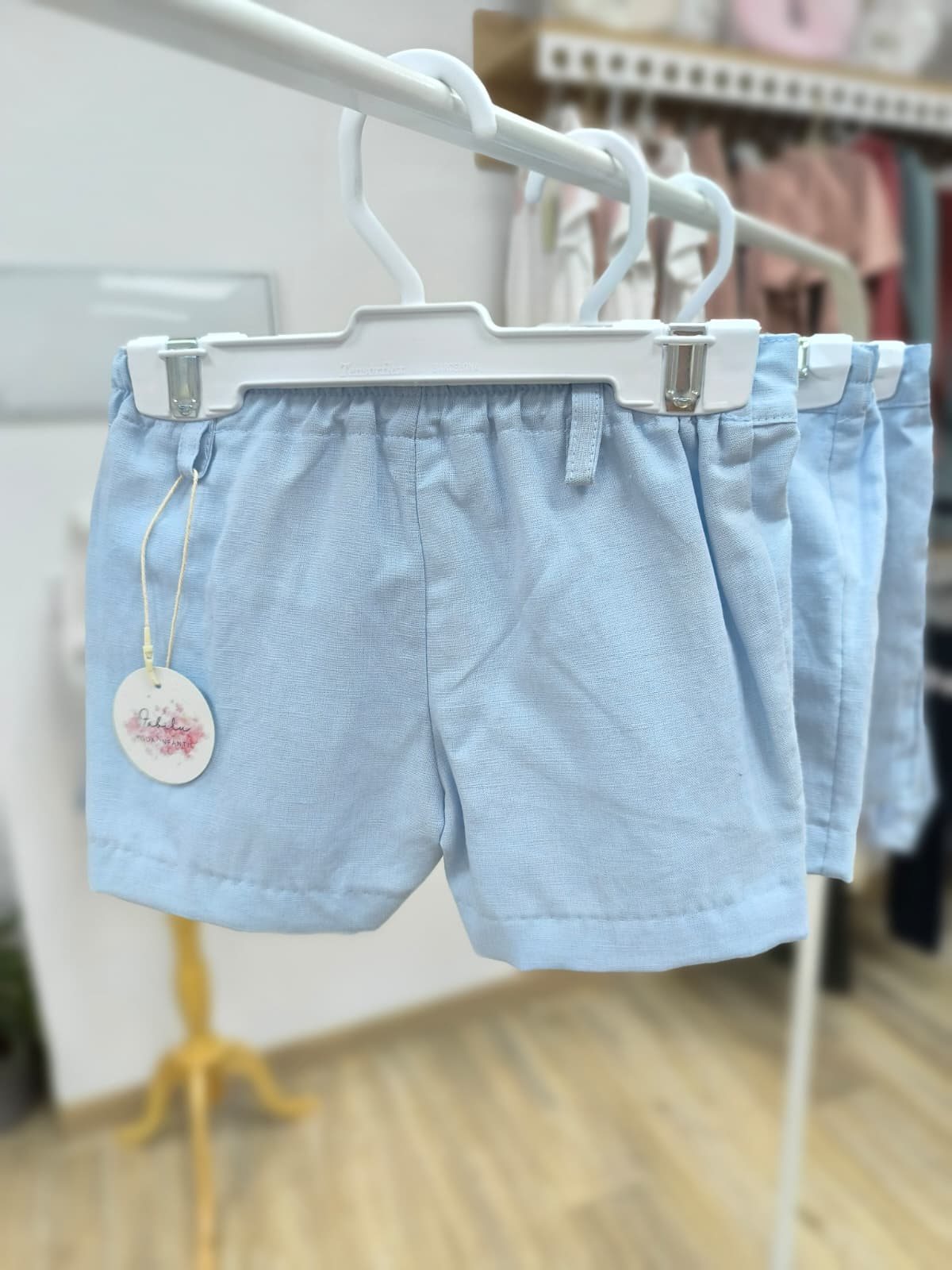 Pantalón corto de lino para niño – color celeste, elegante y cómodo