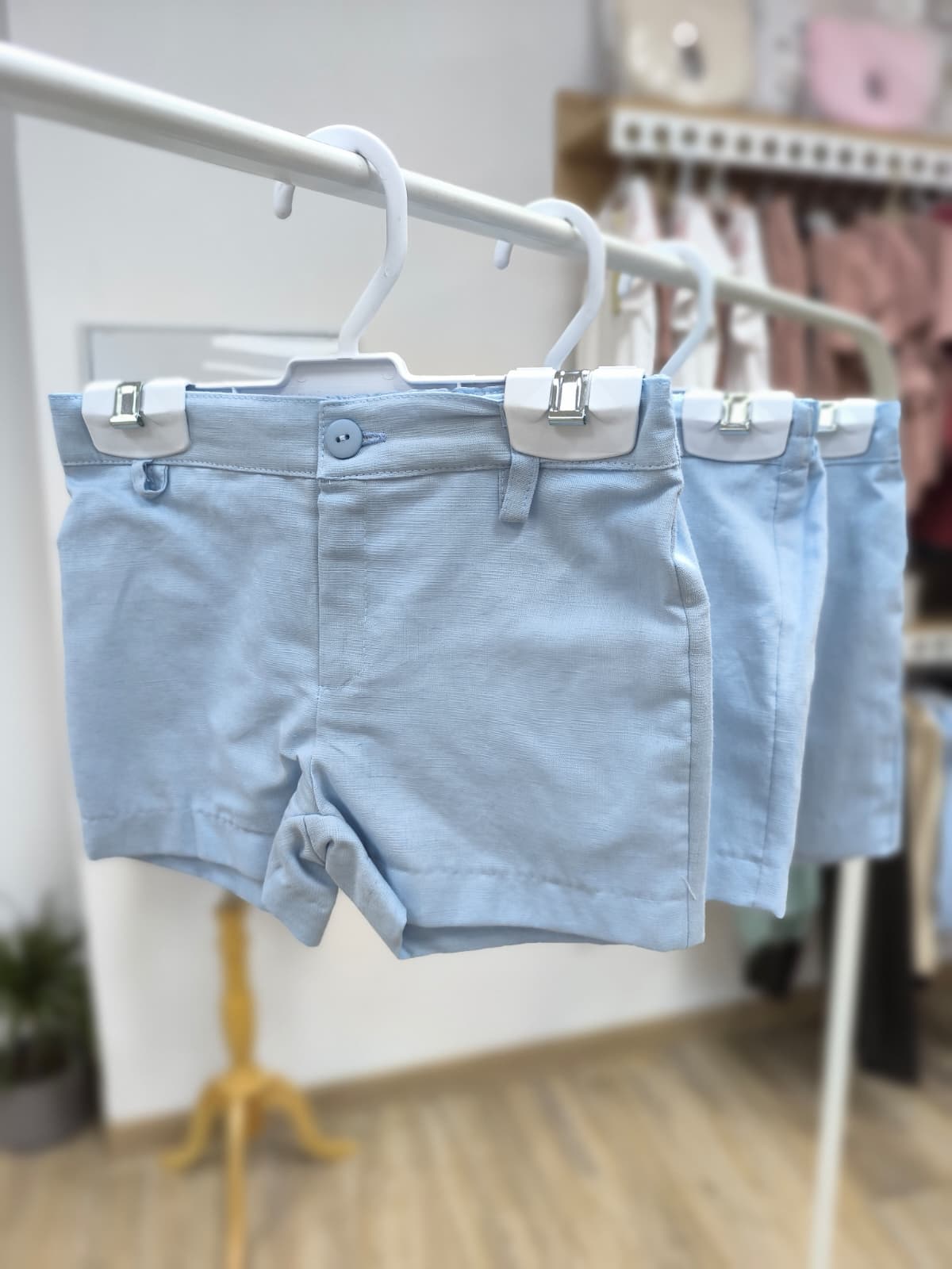 Pantalón corto de lino para niño – color celeste, elegante y cómodo