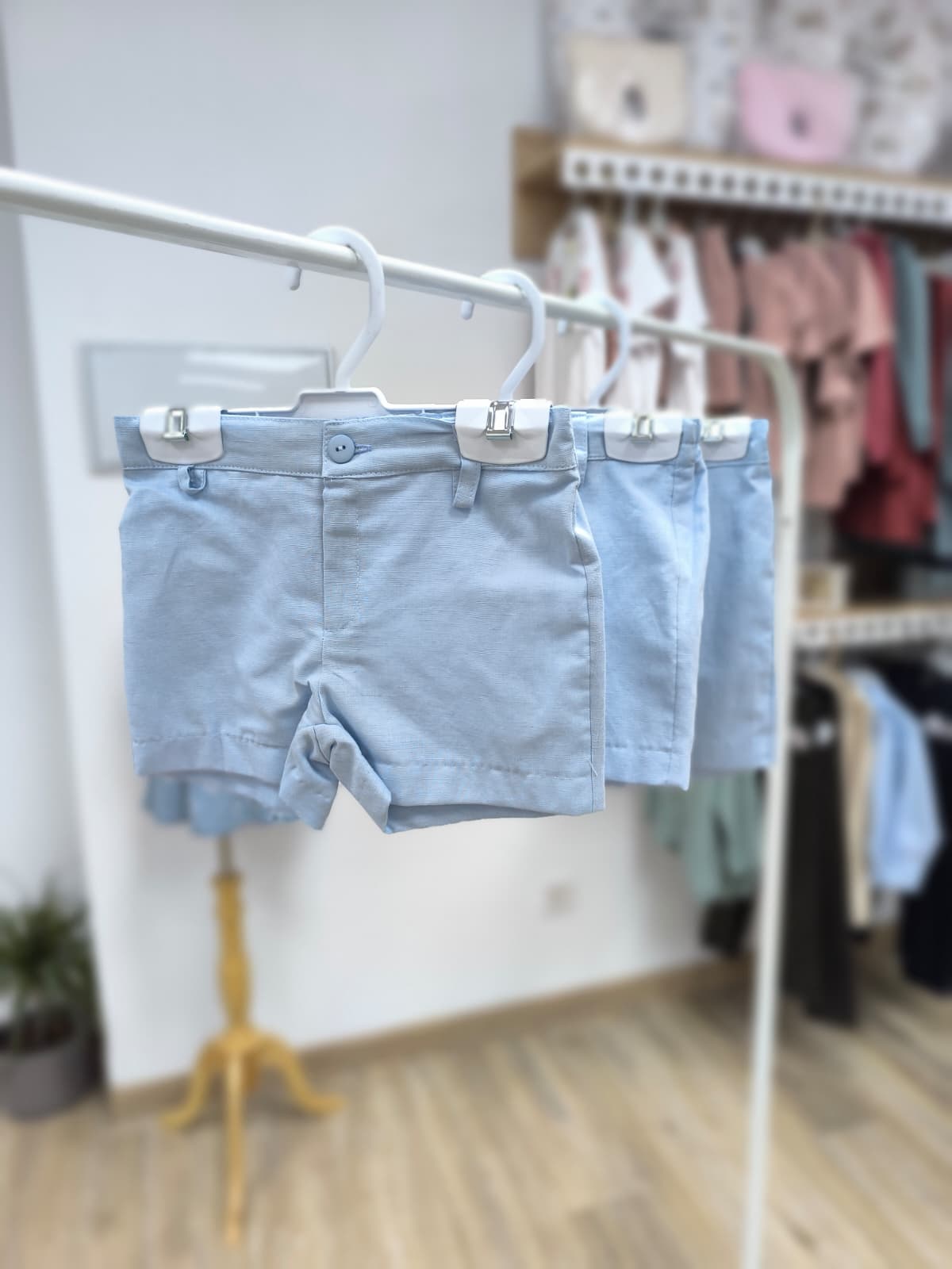 Pantalón corto de lino para niño – color celeste, elegante y cómodo