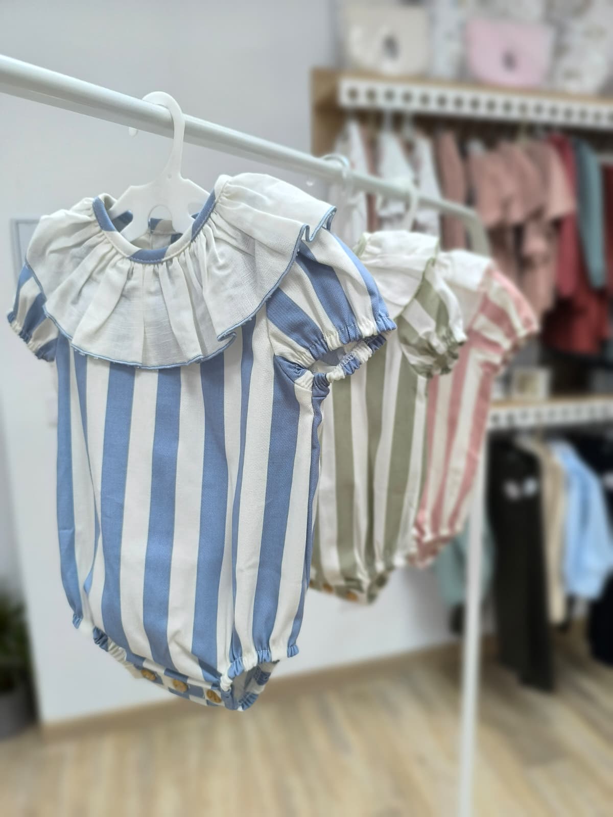 Pelele Leche Merengada – rayas con cuello volante y detalle elegante 🌸