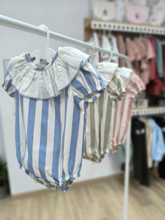 Pelele Leche Merengada – rayas con cuello volante y detalle elegante 🌸