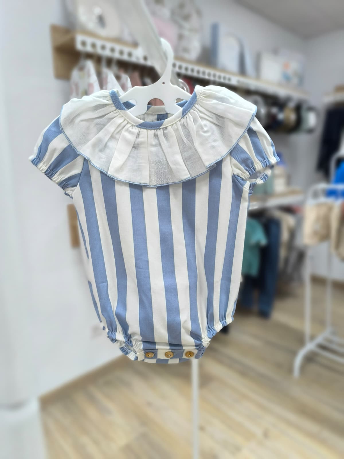 Pelele Leche Merengada – rayas con cuello volante y detalle elegante 🌸