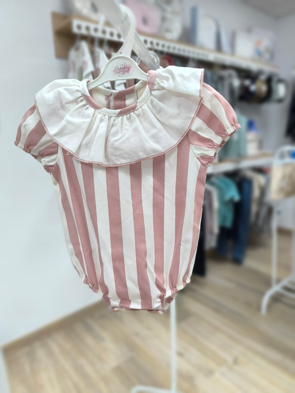 Pelele Leche Merengada – rayas con cuello volante y detalle elegante 🌸