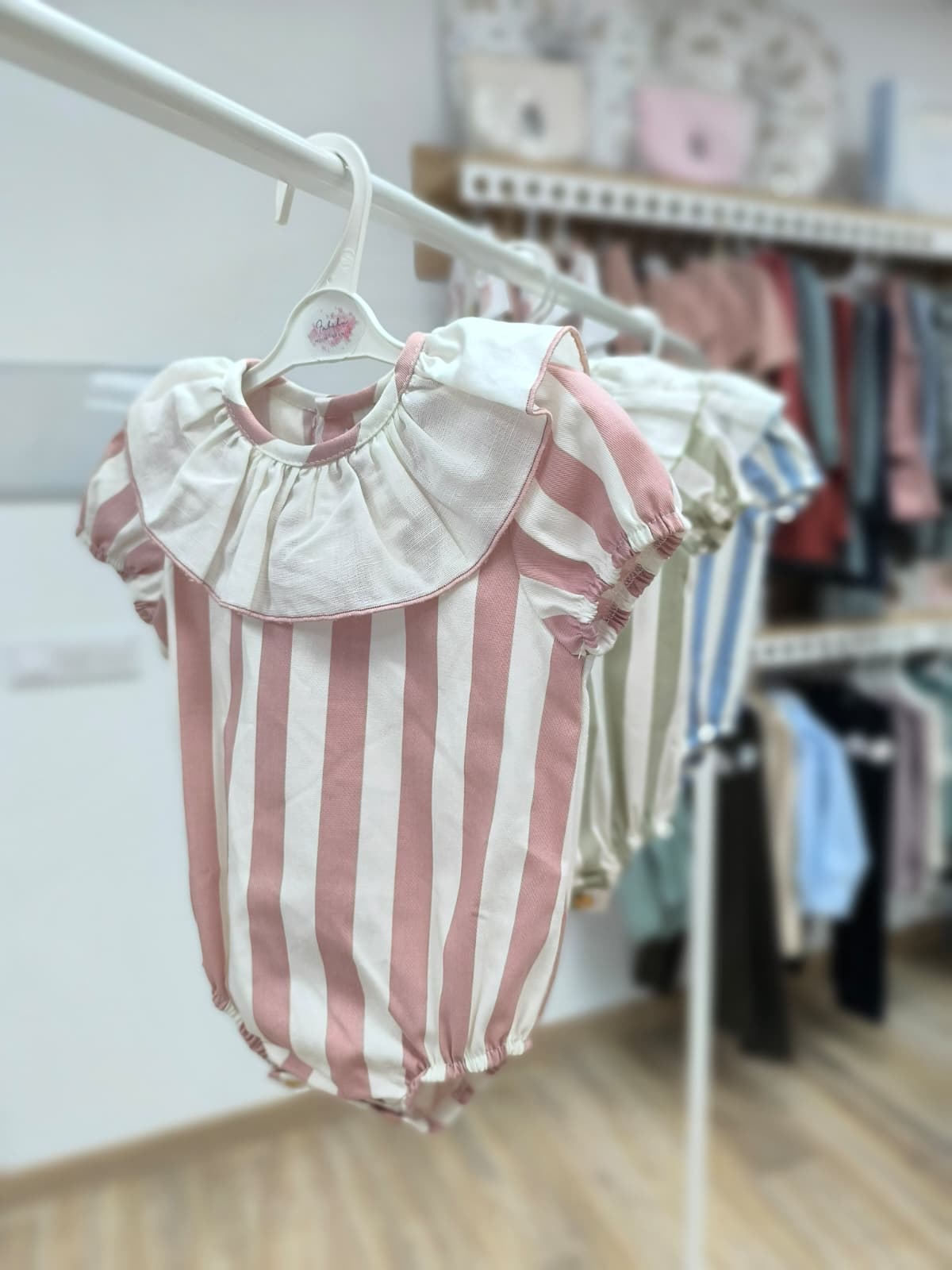 Pelele Leche Merengada – rayas con cuello volante y detalle elegante 🌸