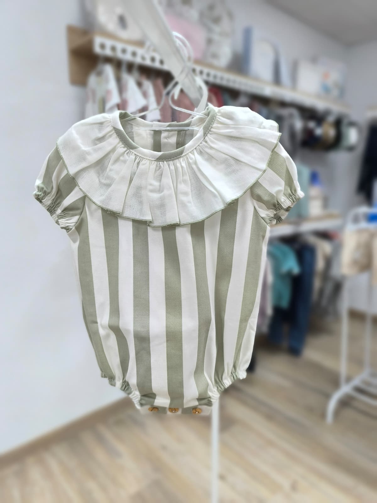 Pelele Leche Merengada – rayas con cuello volante y detalle elegante 🌸
