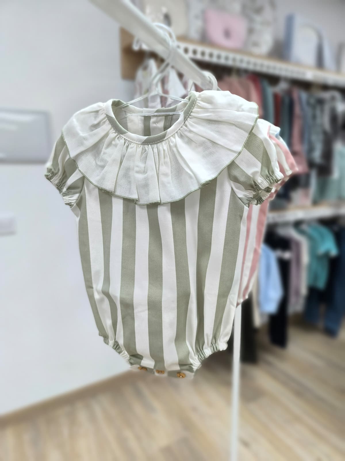 Pelele Leche Merengada – rayas con cuello volante y detalle elegante 🌸