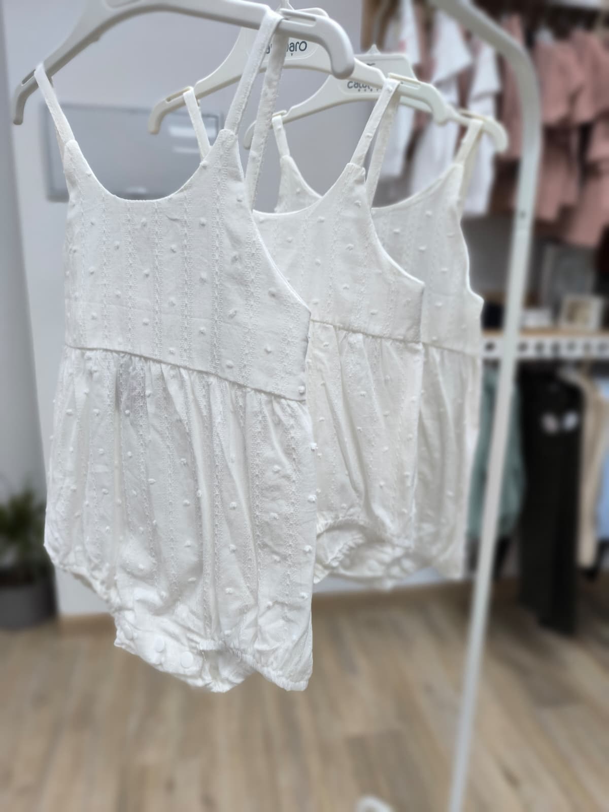 Pelele de tirantes en plumeti – frescura y estilo para el verano