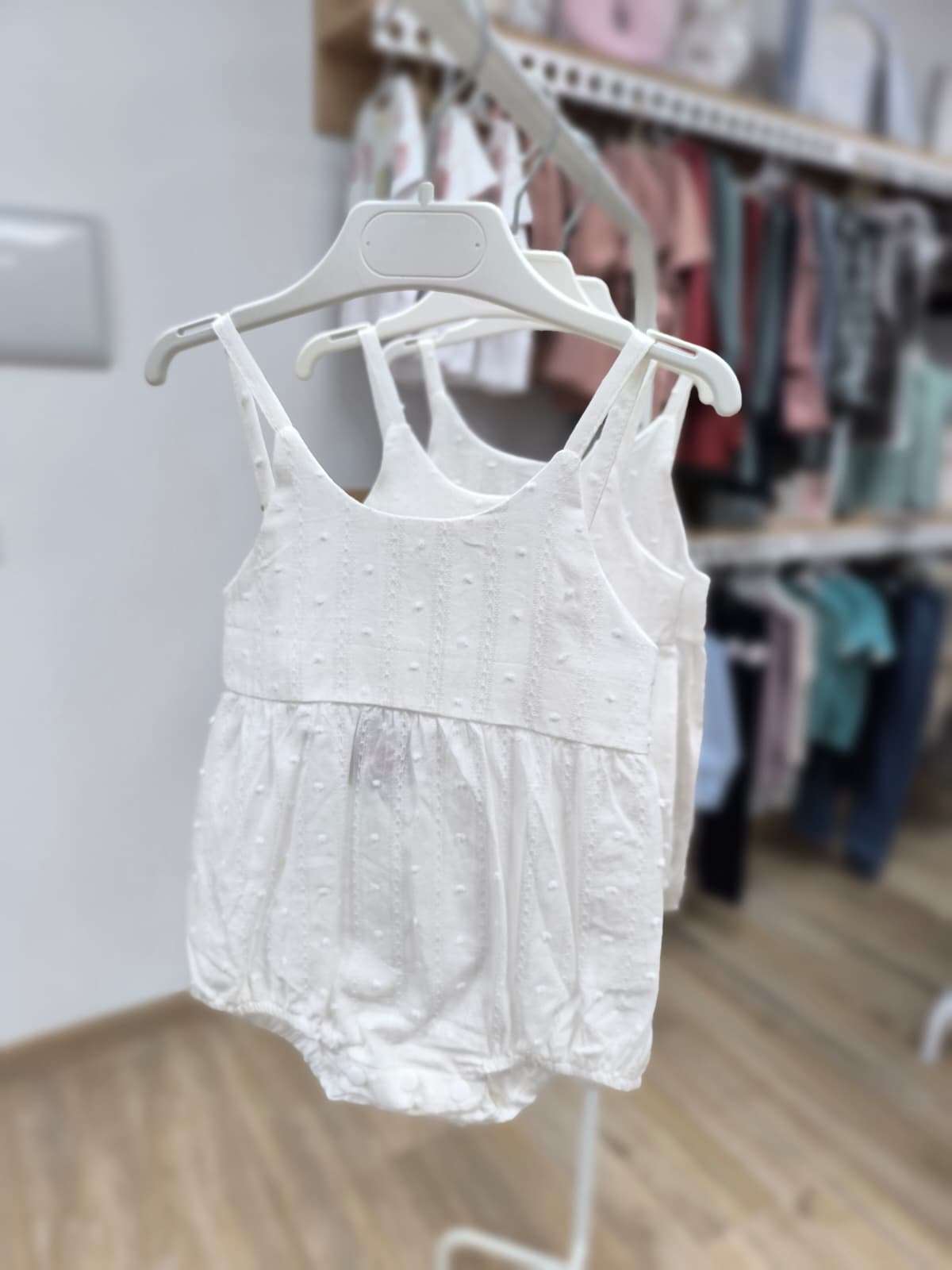 Pelele de tirantes en plumeti – frescura y estilo para el verano