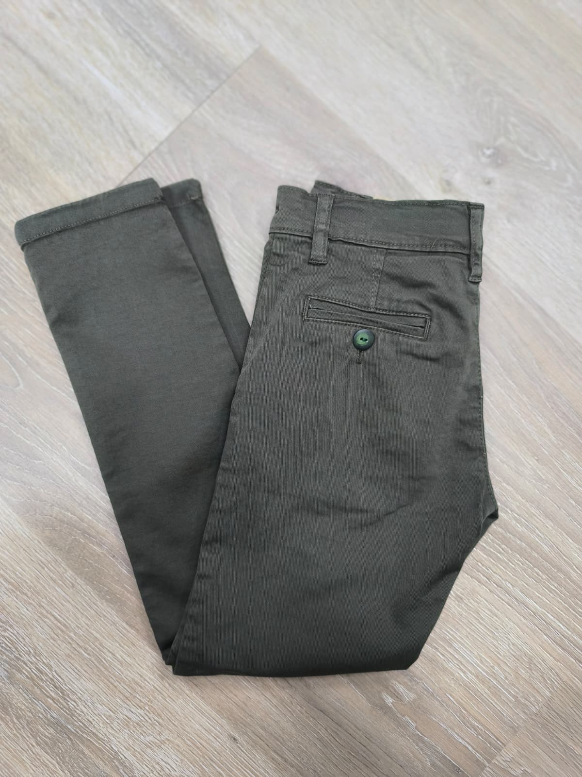 Pantalón chino para niño – verde cacería, estilo y comodidad