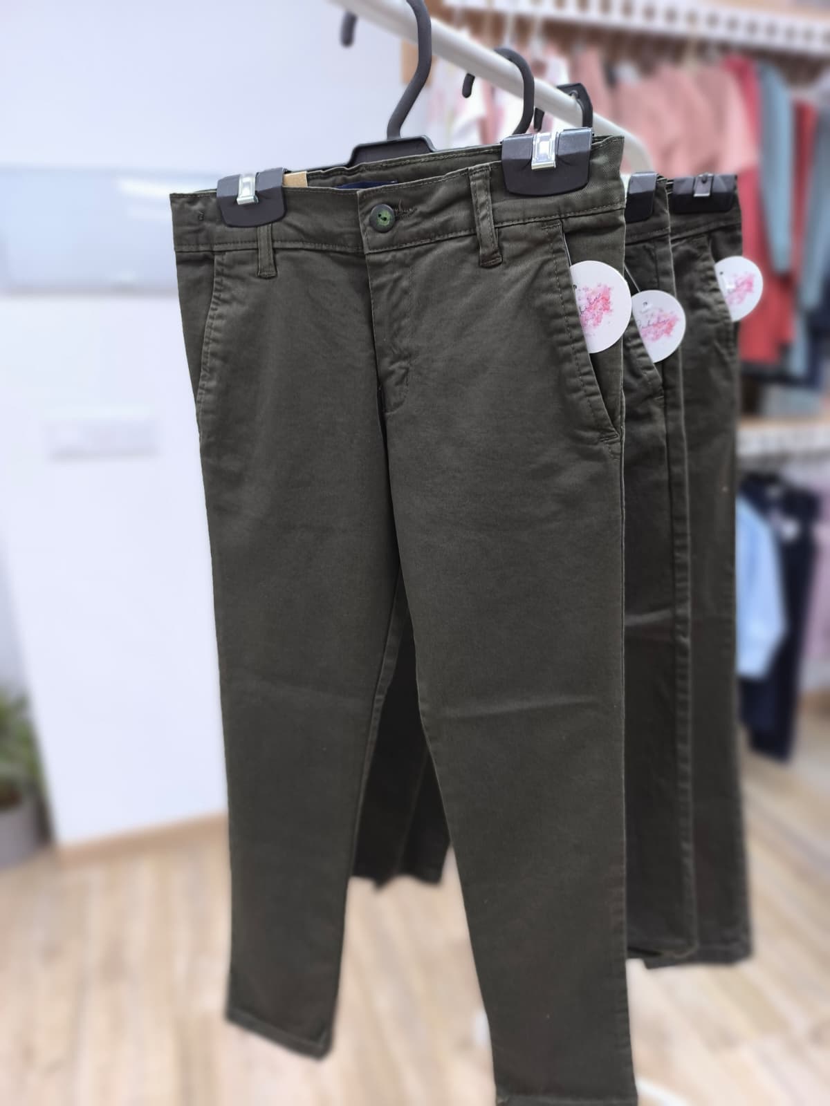 Pantalón chino para niño – verde cacería, estilo y comodidad