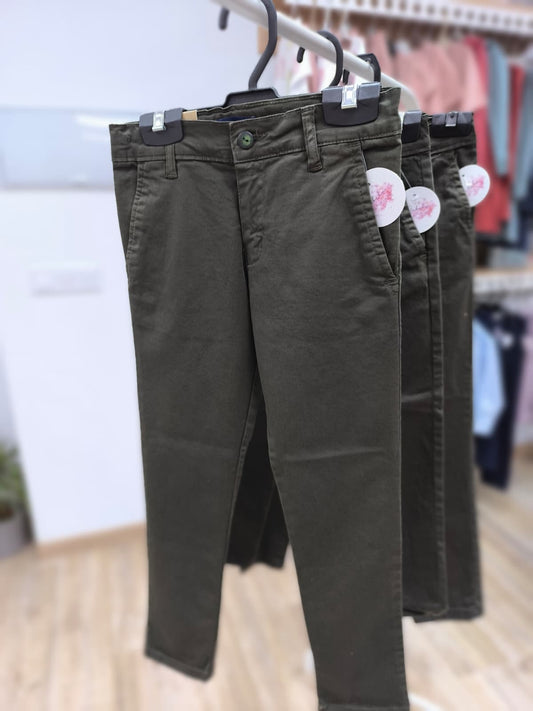 Pantalón chino para niño – verde cacería, estilo y comodidad