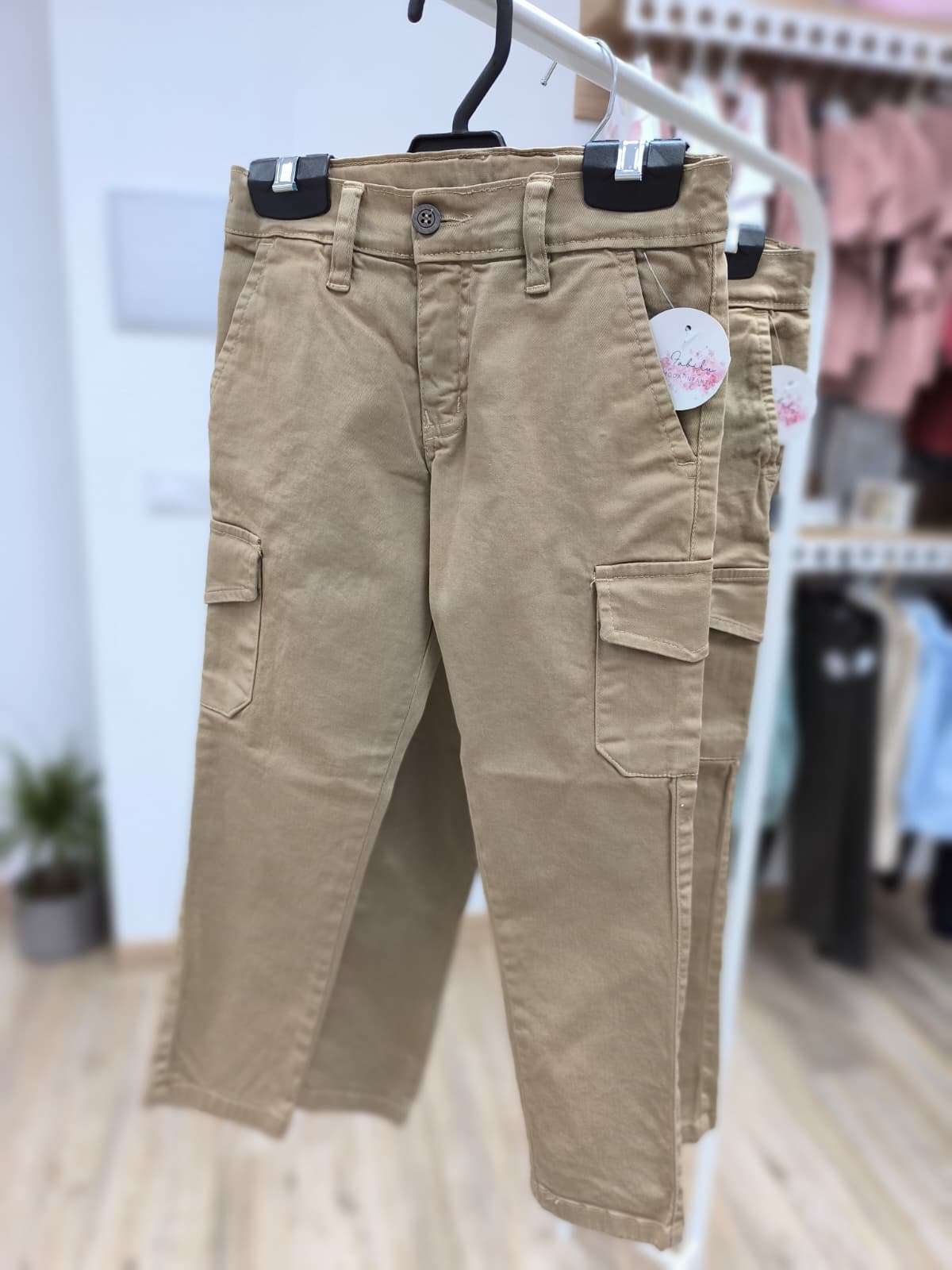 Pantalón cargo para niño – color camel, práctico y con estilo