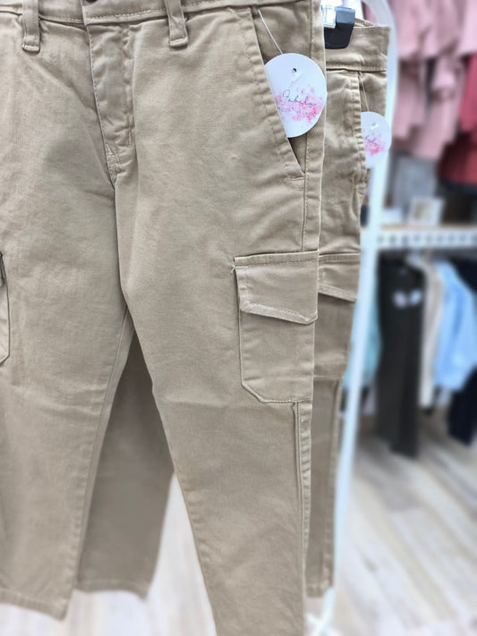 Pantalón cargo para niño – color camel, práctico y con estilo