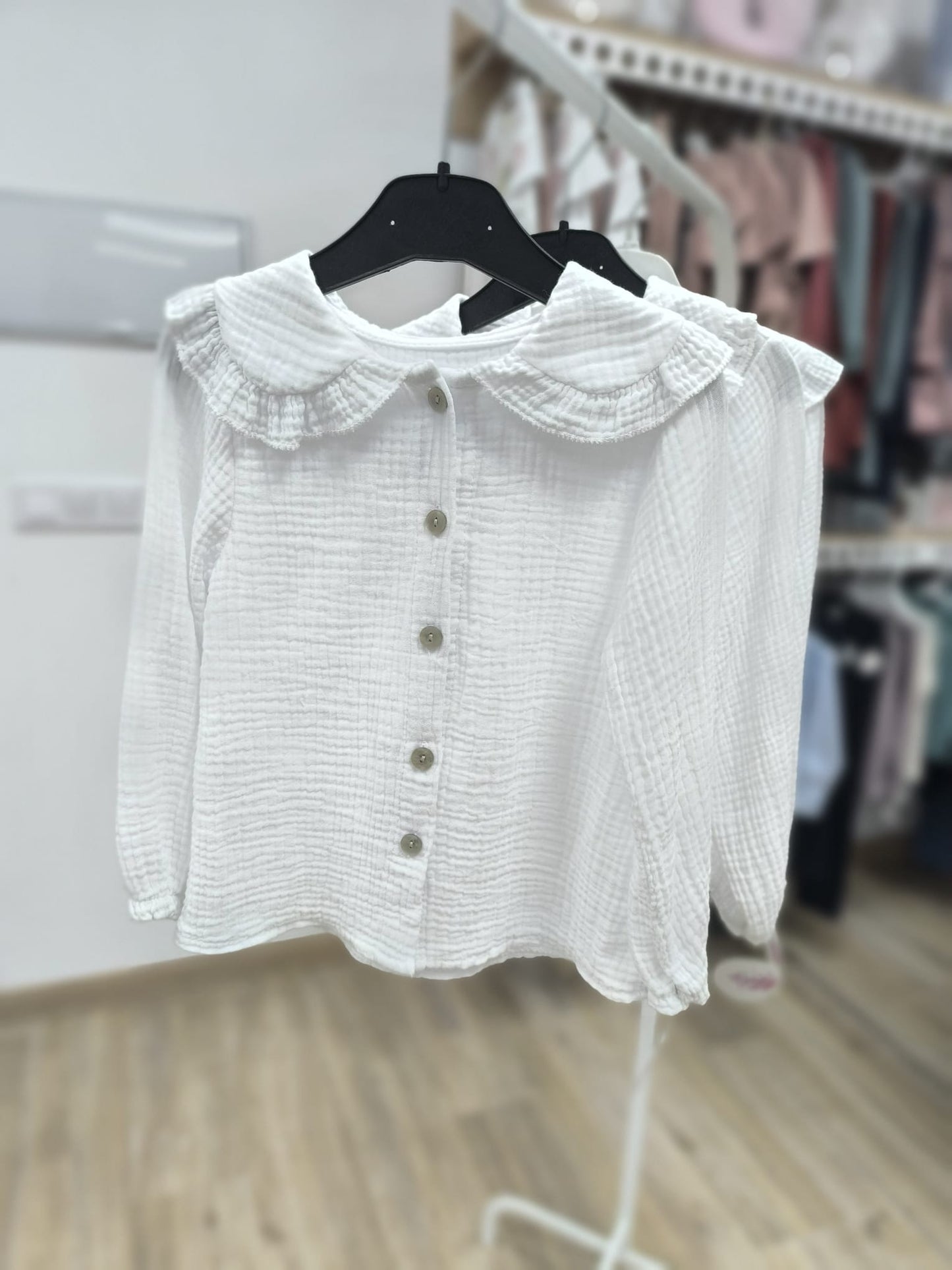 Camisa blanca de gasa de bambula – delicada y elegante