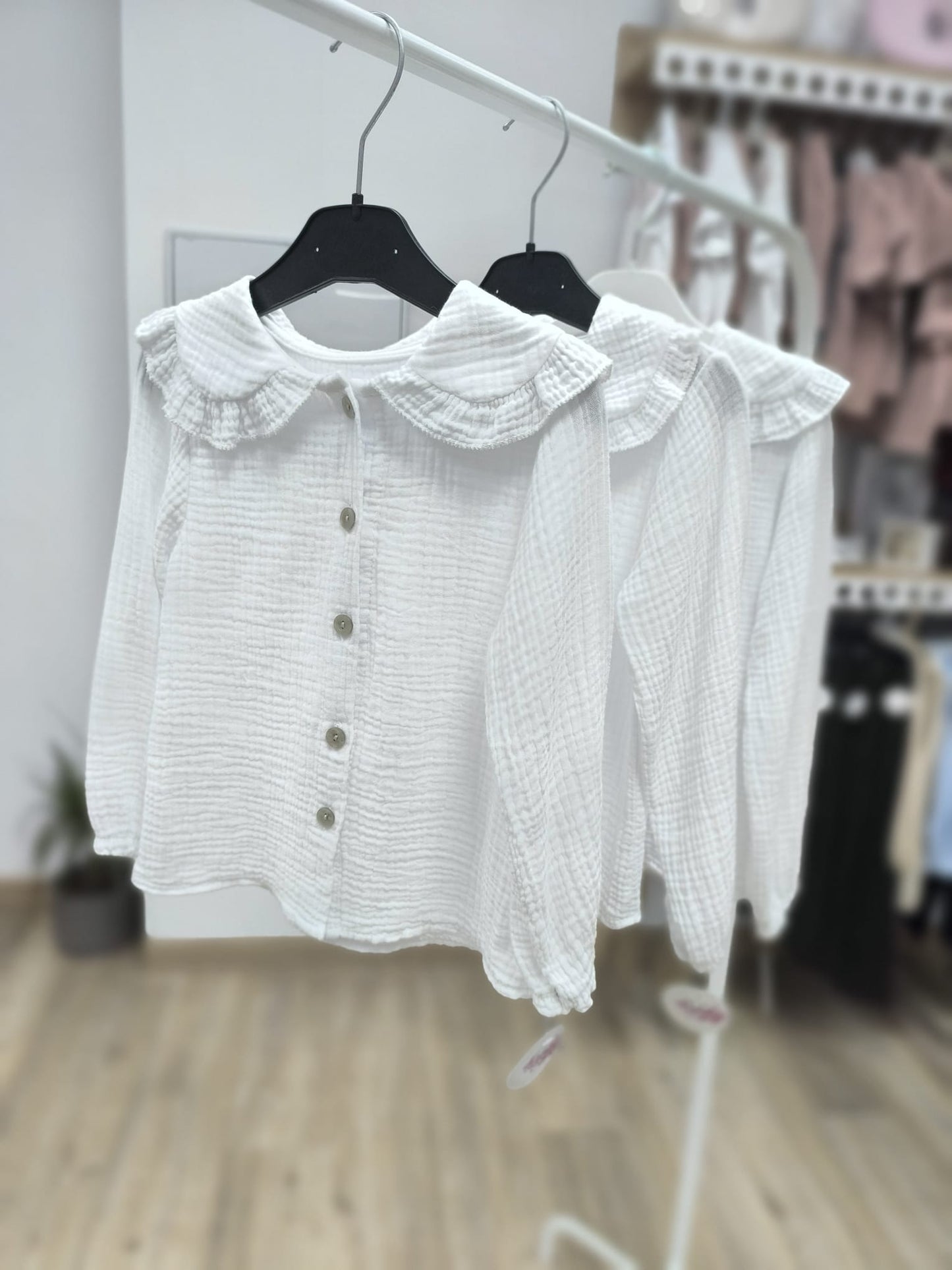 Camisa blanca de gasa de bambula – delicada y elegante