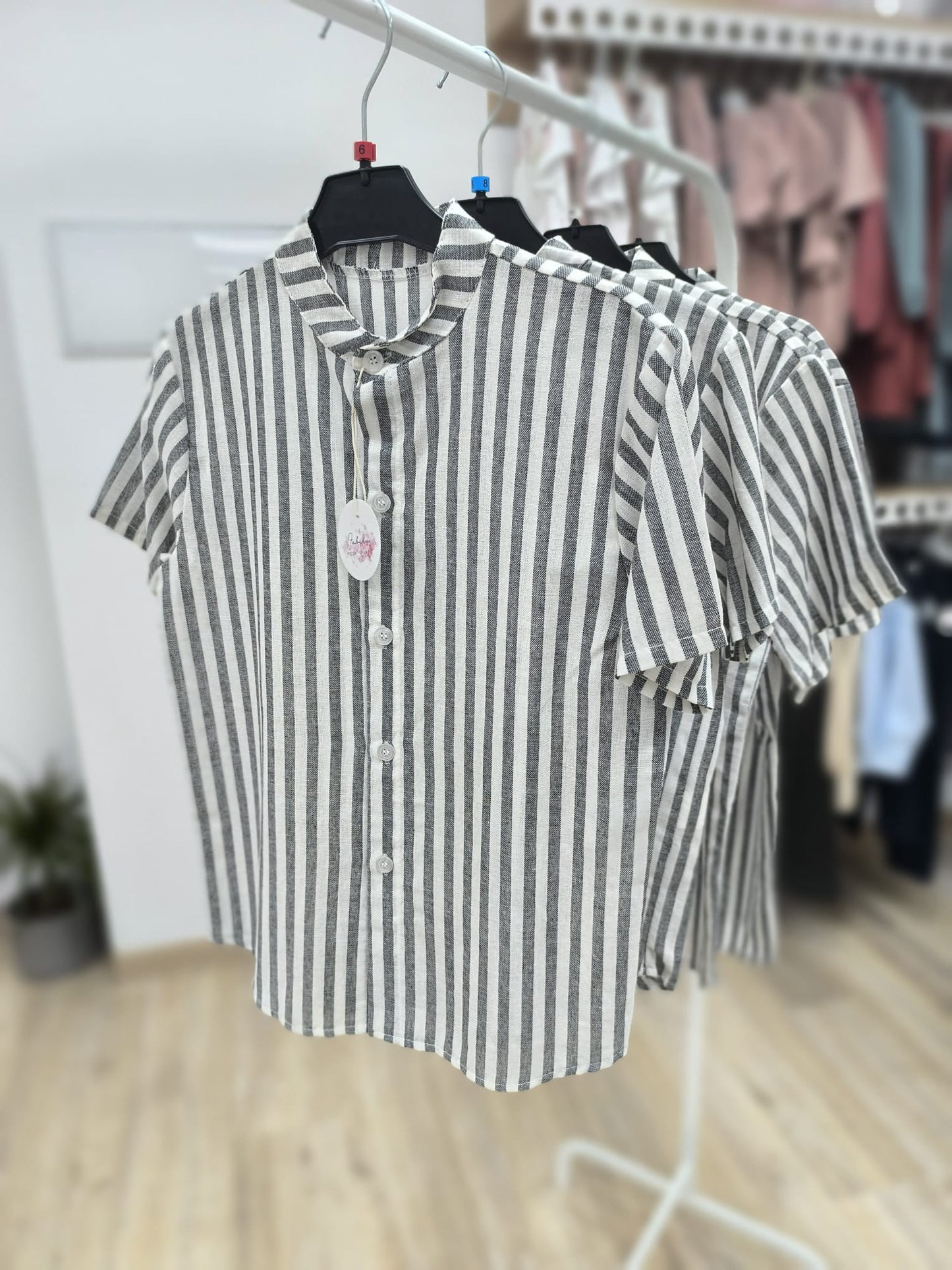 Camisa de lino para niño – rayas blancas y grises, fresca y elegante