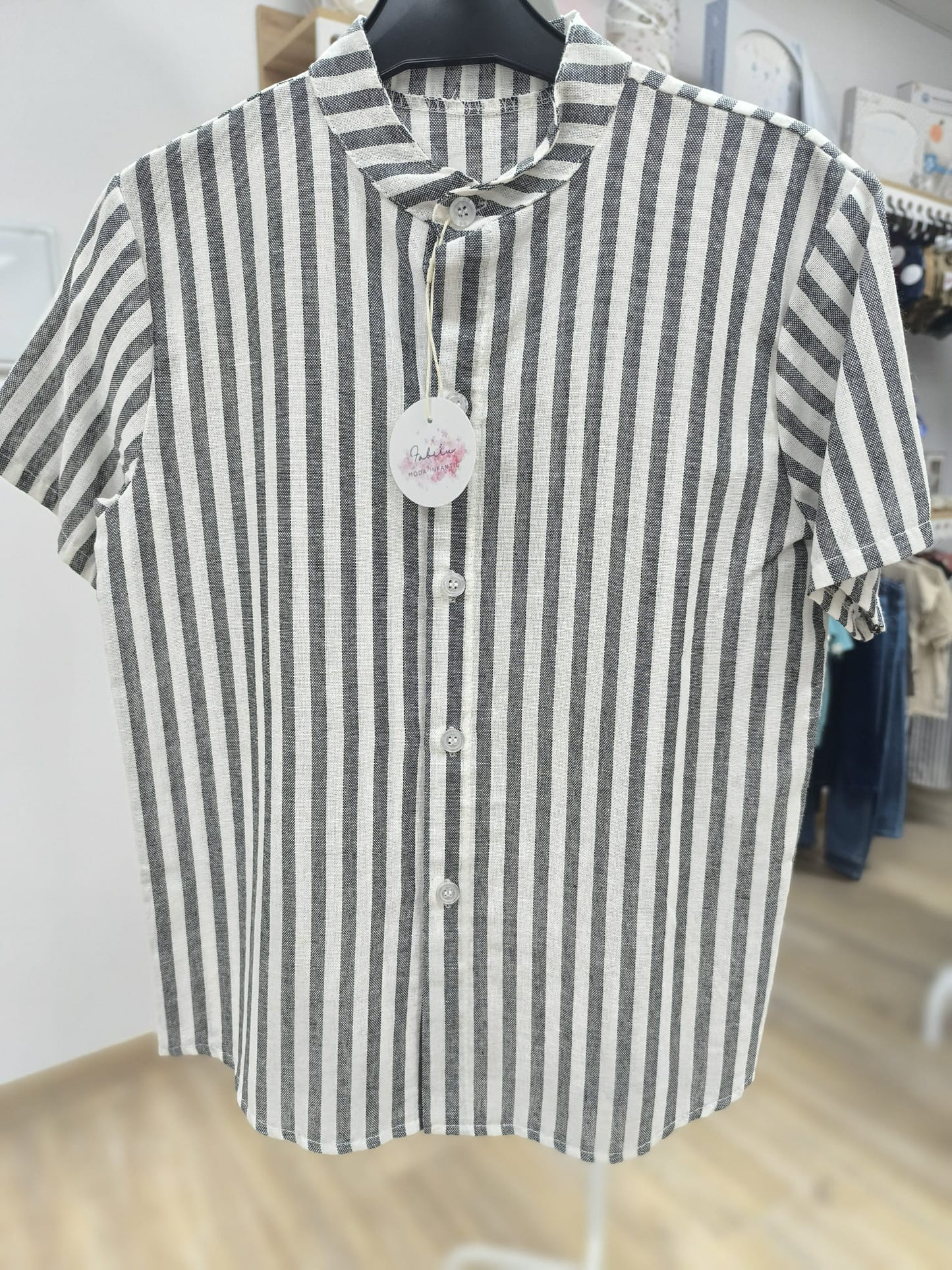 Camisa de lino para niño – rayas blancas y grises, fresca y elegante