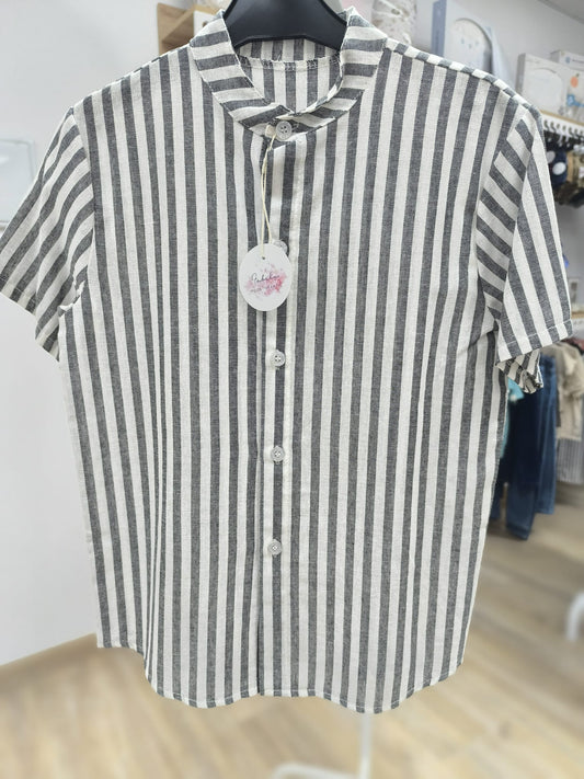 Camisa de lino para niño – rayas blancas y grises, fresca y elegante