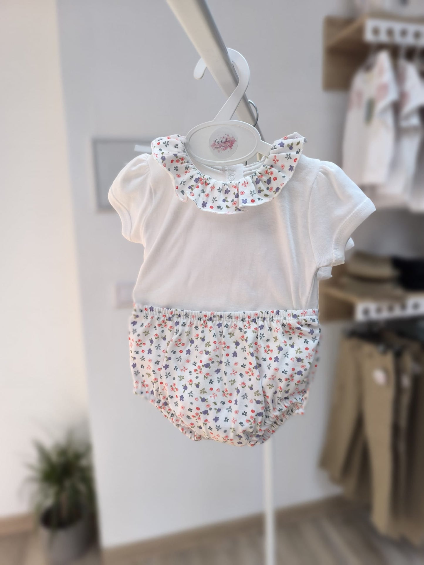 Conjunto de bebé niña “Luciérnaga” de Babidu – body con cuello volante y cubrepañal floral 100% algodón