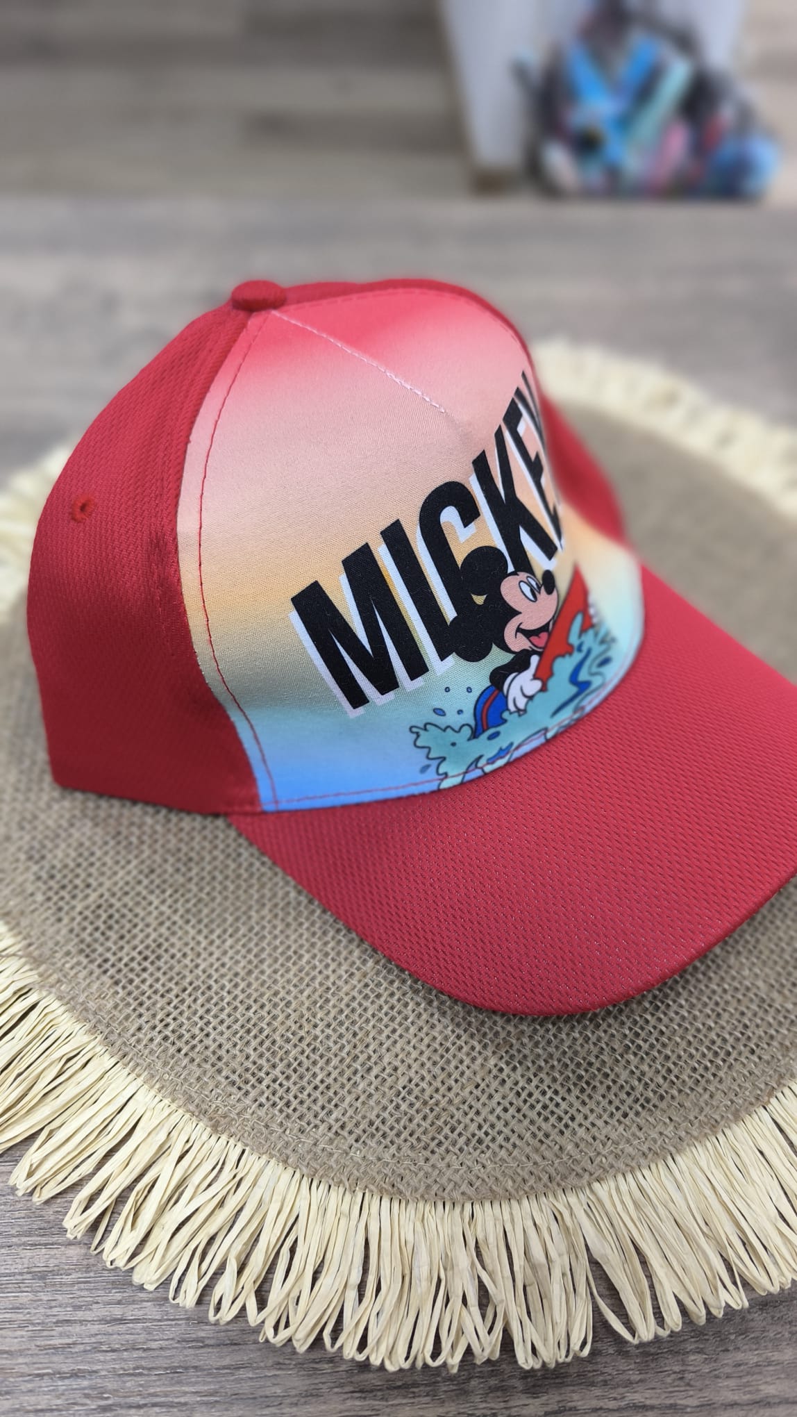 Gorra Infantil de Mickey Mouse Surf – Roja, Transpirable y Ajustable