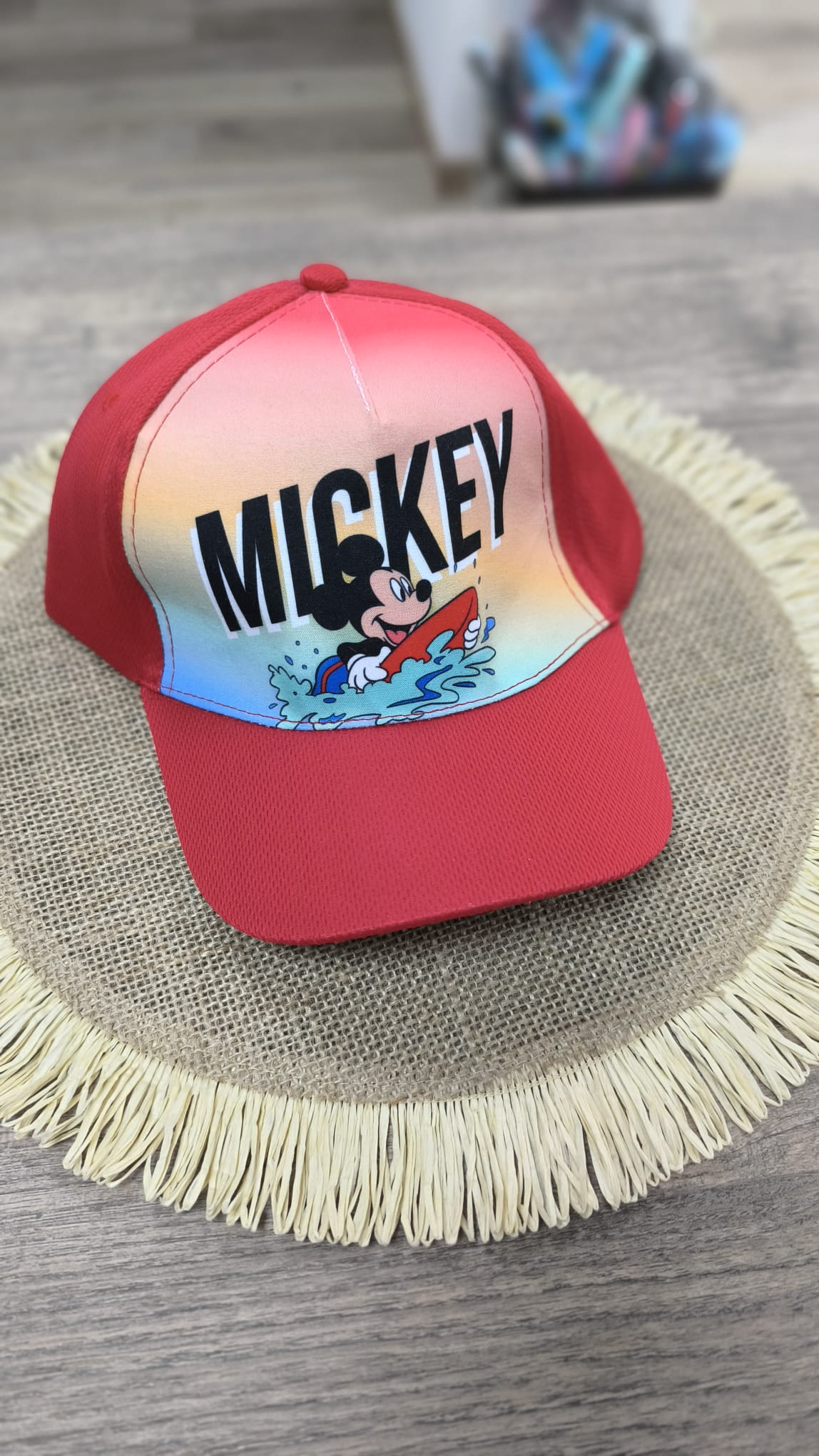 Gorra Infantil de Mickey Mouse Surf – Roja, Transpirable y Ajustable