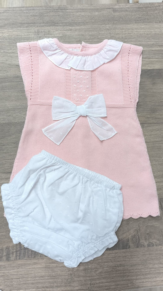 Vestido de hilo rosa con cuello volante de plumeti y cubrepañal a juego – Pecesa baby