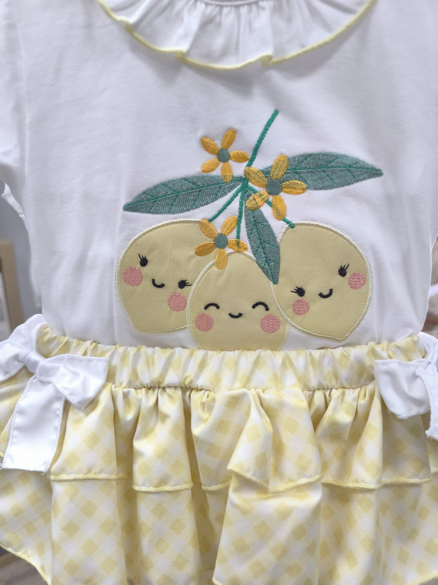 🍋 Conjunto de bebé niña con limones bordados y cubrepañal vichy amarillo – Frescura y alegría para cada día
