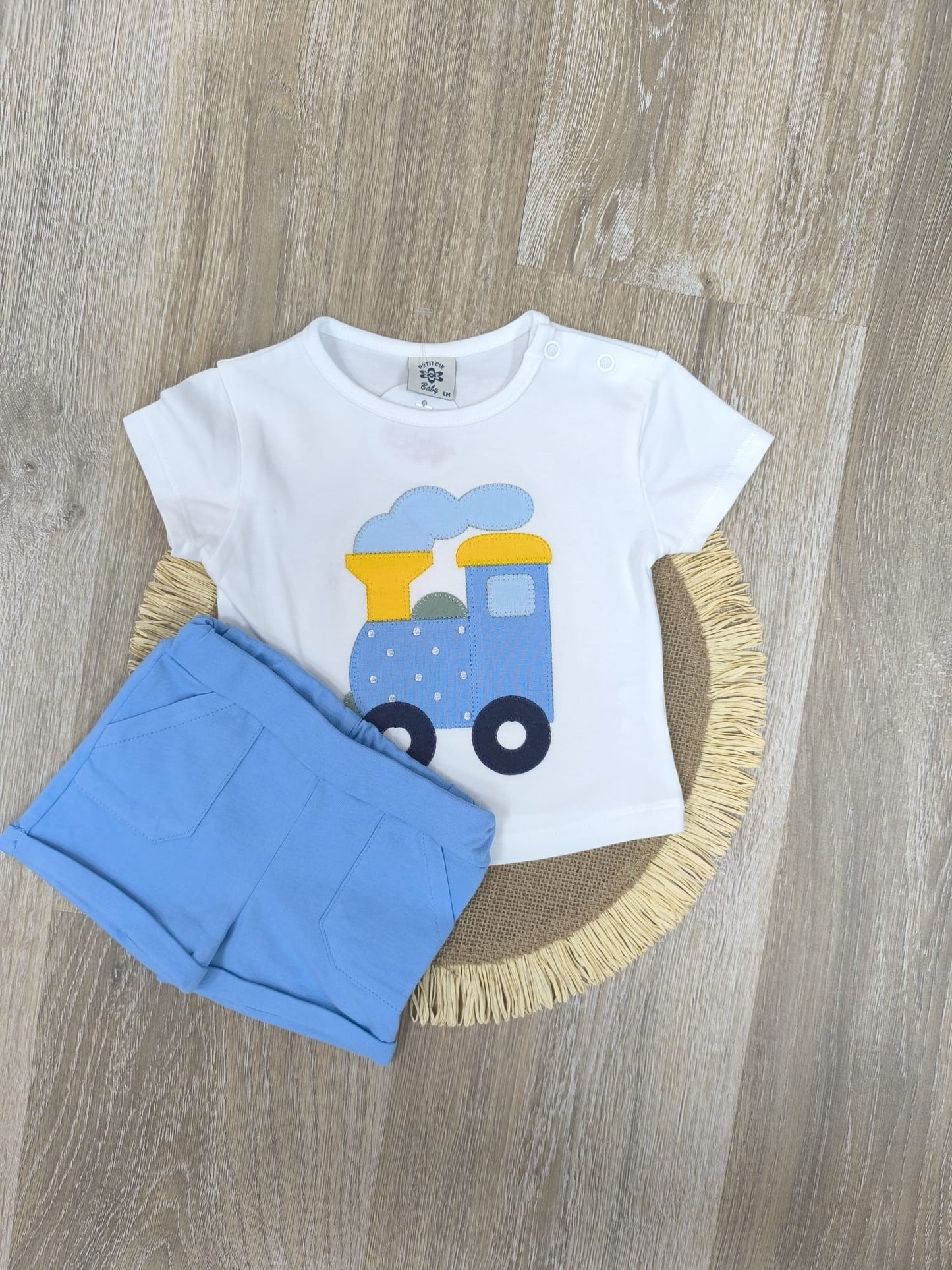 Conjunto bebé tren azul | Camiseta bordada y pantalón corto
