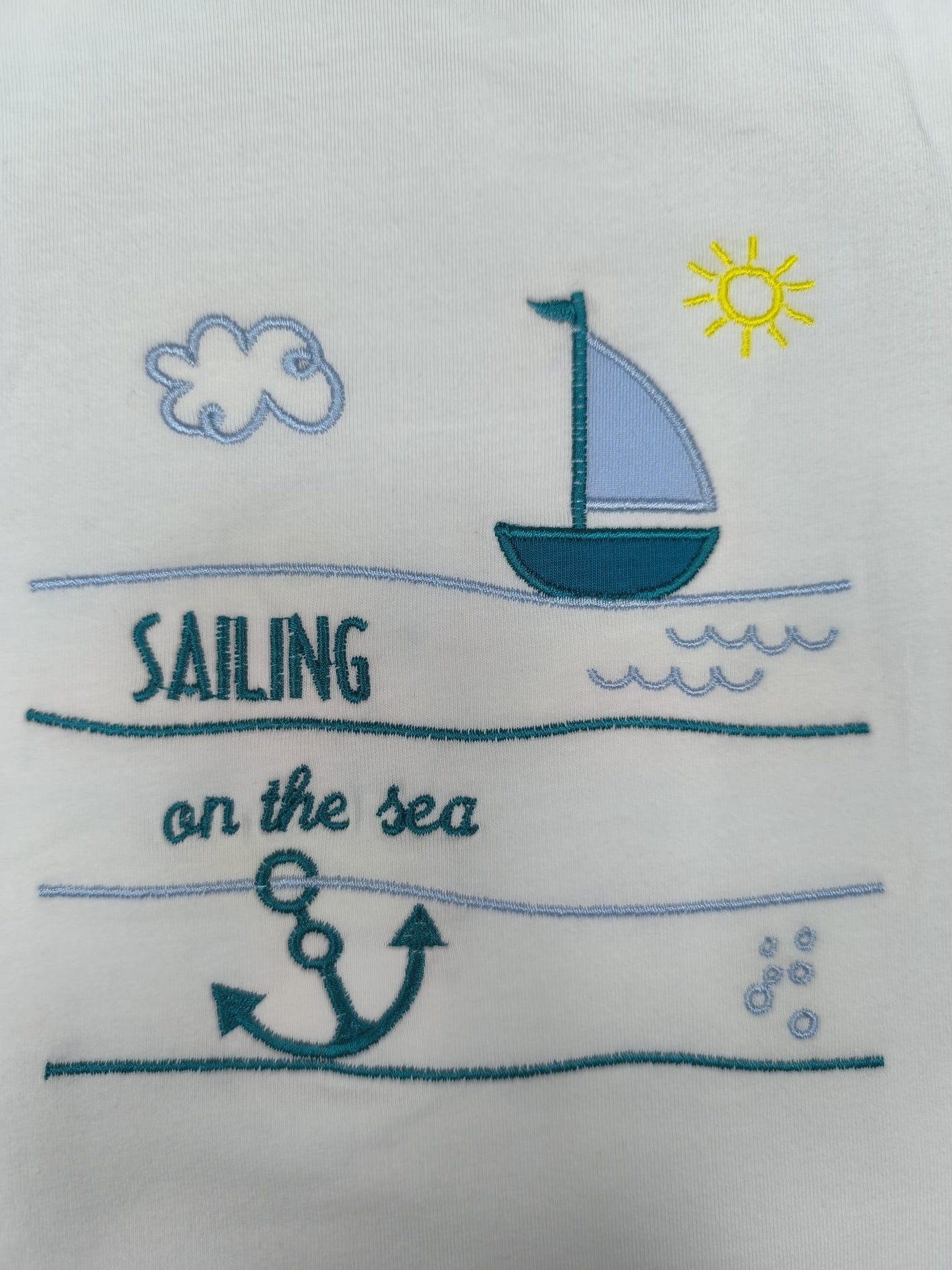 Conjunto bebé barco velero | Camiseta bordada + pantalón corto celeste y azul petróleo