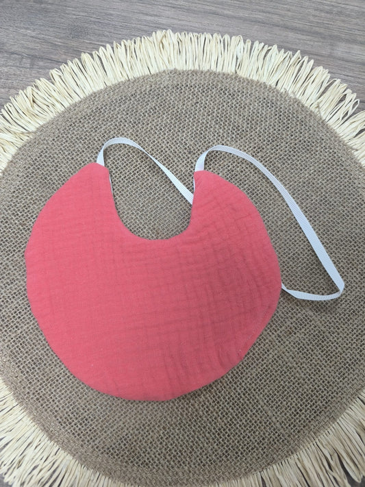 Babero de doble gasa en color coral para bebé – hecho a mano, suave y absorbente