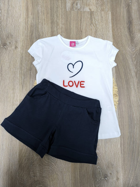 Conjunto de niña con camiseta bordada “Love” y pantalón corto azul marino
