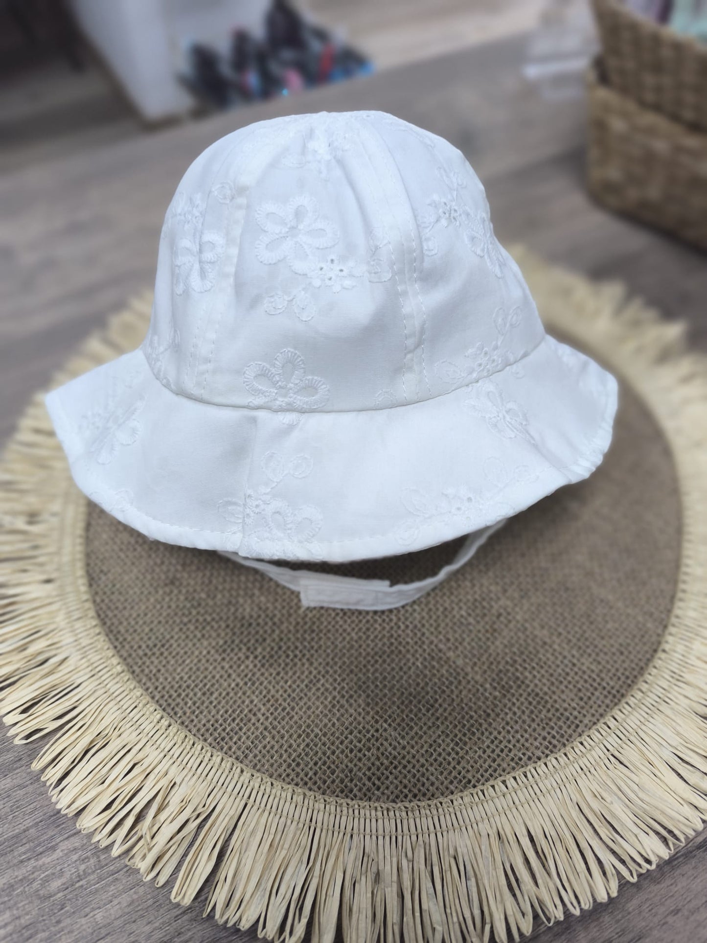 Gorro infantil blanco de algodón con bordado floral – protección suave y elegante para bebé