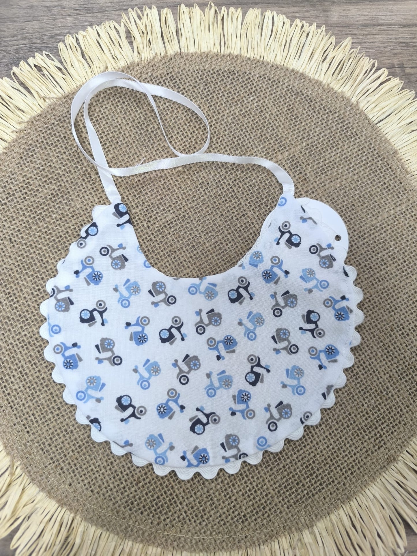 Babero de tela blanco con motos – divertido, resistente e impermeable con puntilla