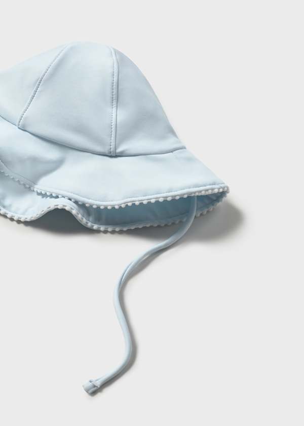Bañador de bebé con gorro y protección solar UPF | estampado floral en color celeste 🌈☀️