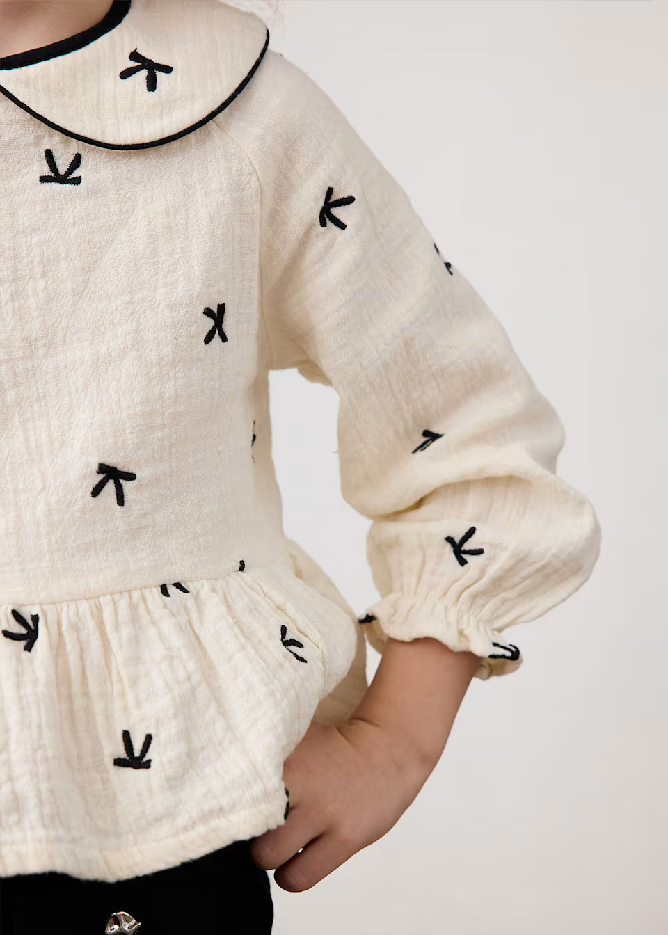Blusa Bordada con Lacitos para Niña