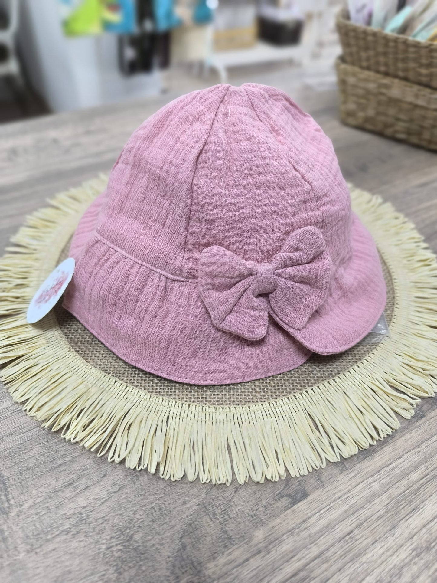 Gorro de bebé de muselina rosa maquillaje con lazo – suave, transpirable y perfecto para el verano
