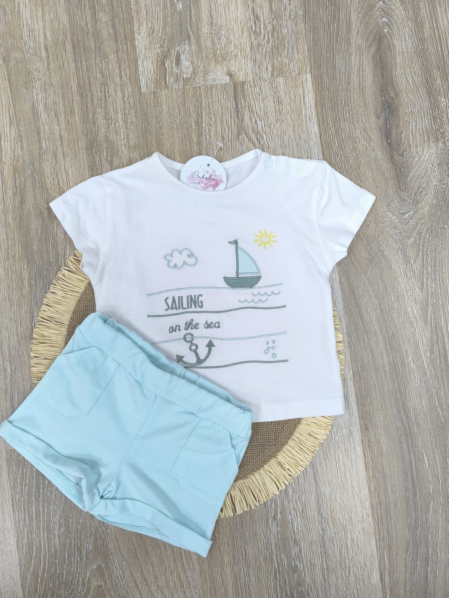 Conjunto bebé barco velero | Camiseta bordada + pantalón corto celeste y azul petróleo