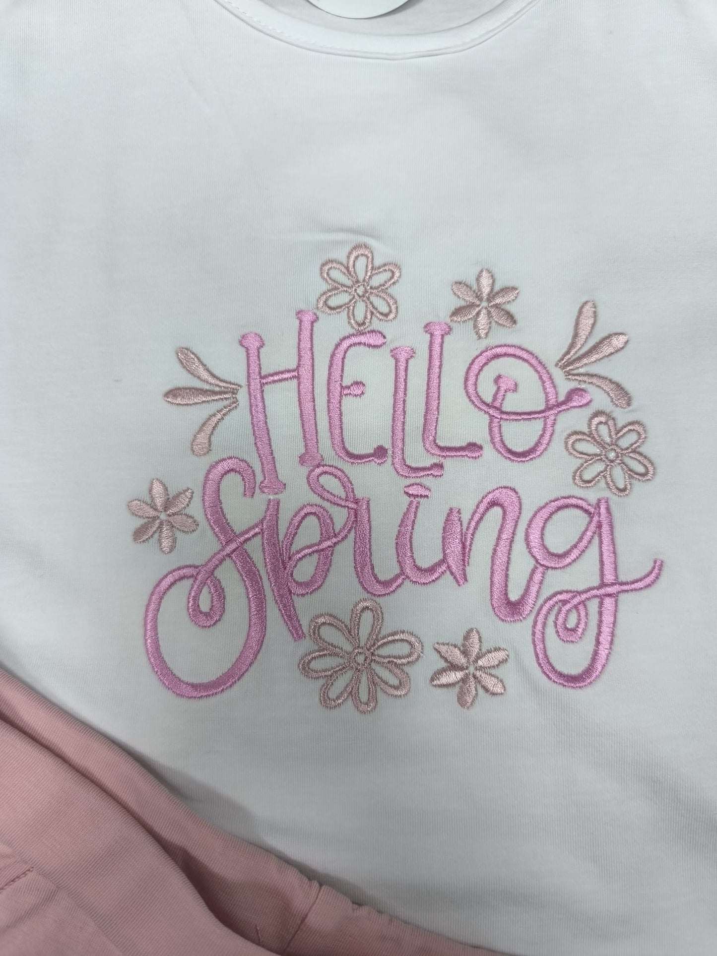 Conjunto de niña con camiseta “Hello Spring” y pantalón corto rosa