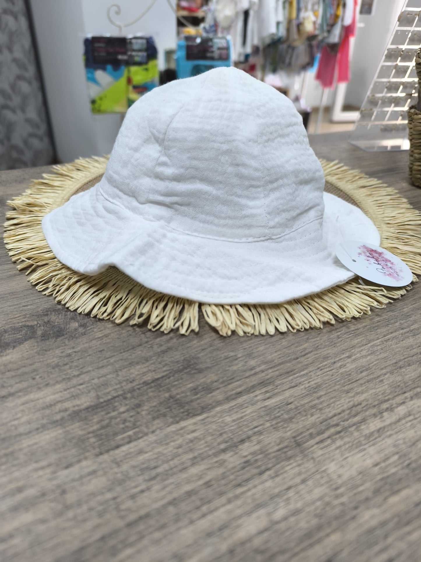 Gorro de bebé de muselina blanco – suave, transpirable y perfecto para el verano