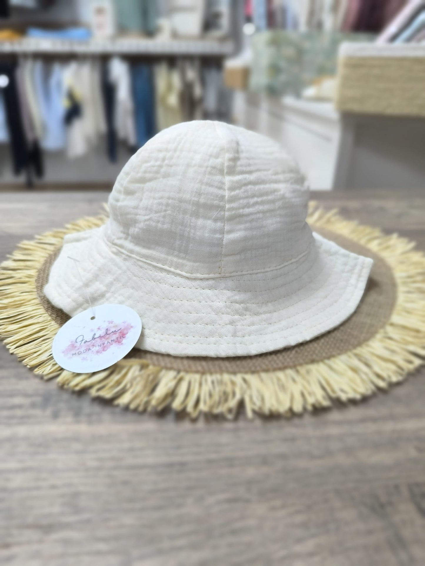 Gorro de bebé de muselina blanco – suave, transpirable y perfecto para el verano