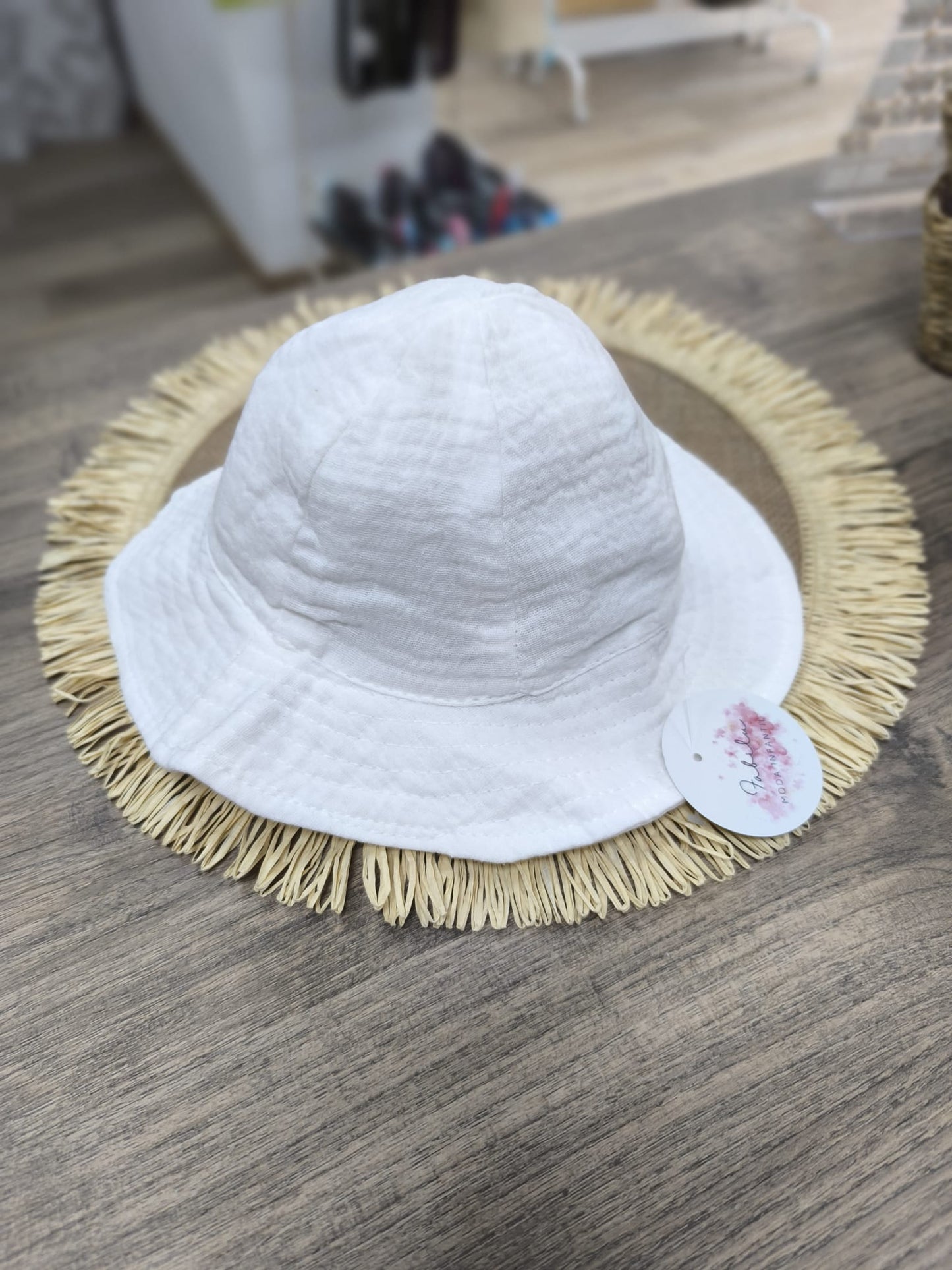Gorro de bebé de muselina blanco – suave, transpirable y perfecto para el verano