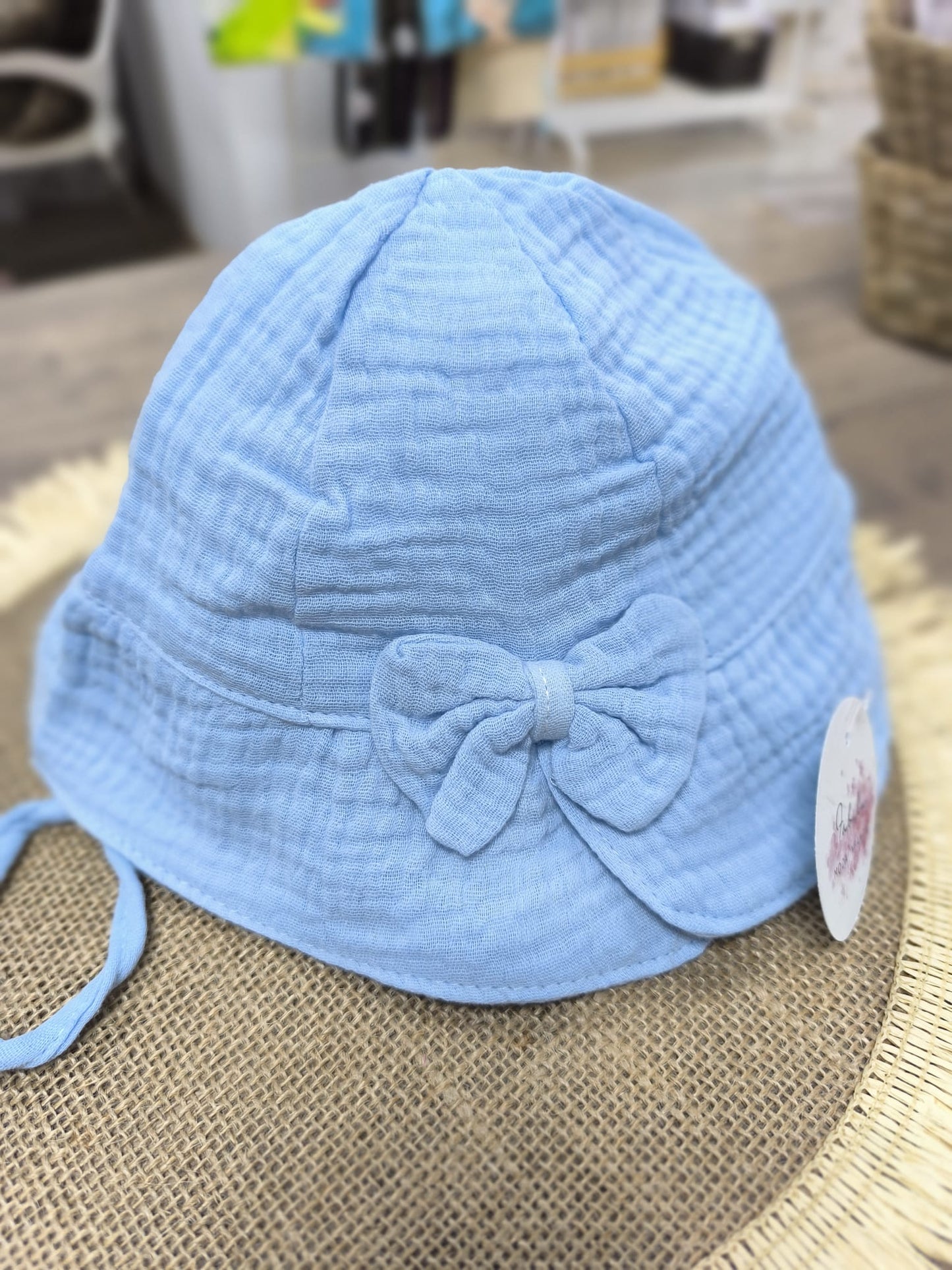 Gorro de bebé de muselina celeste con lazo – suave, transpirable y perfecto para el verano