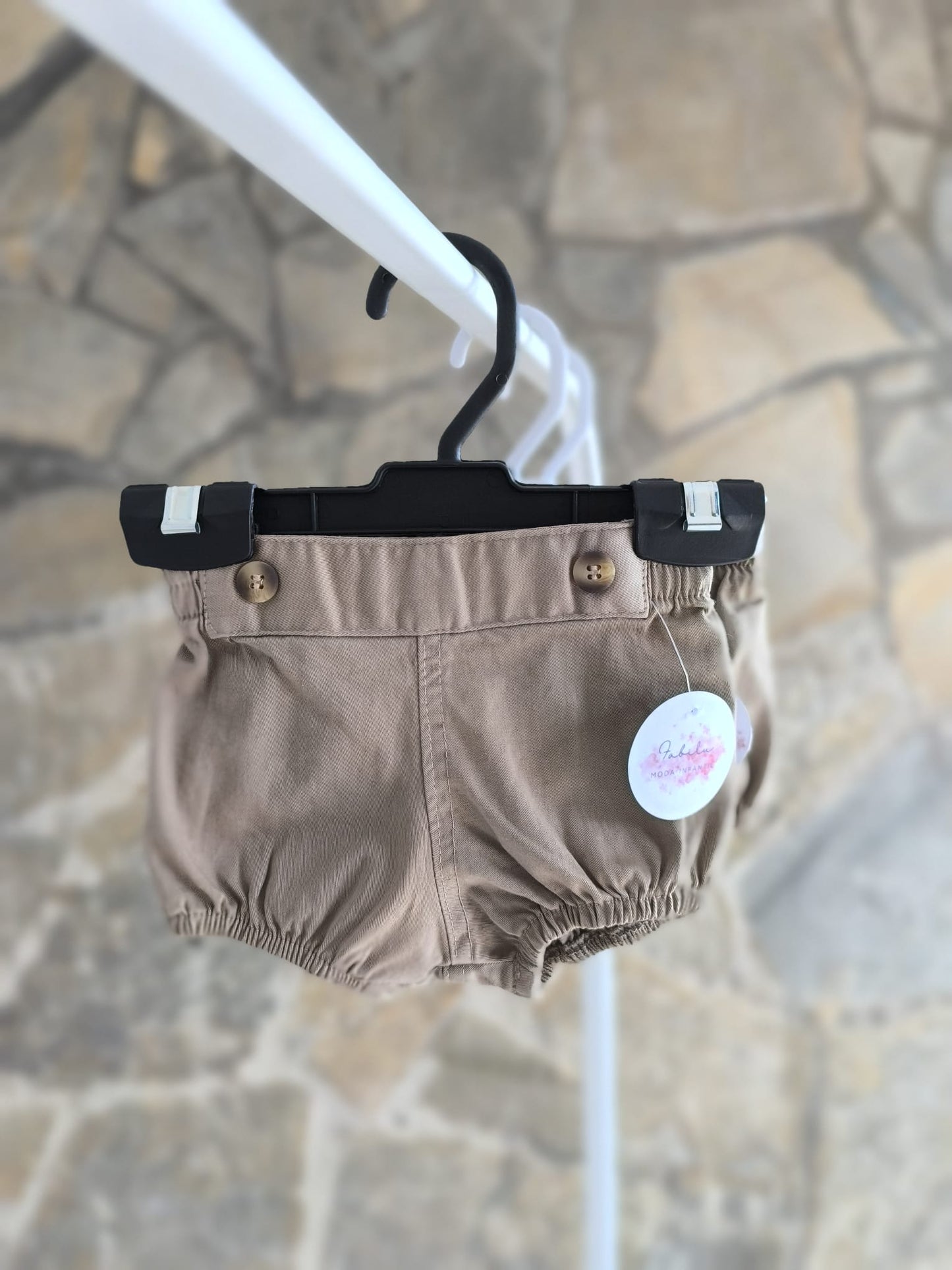 Ranita de bebé en color camel unisex con elástico suave y botones decorativos