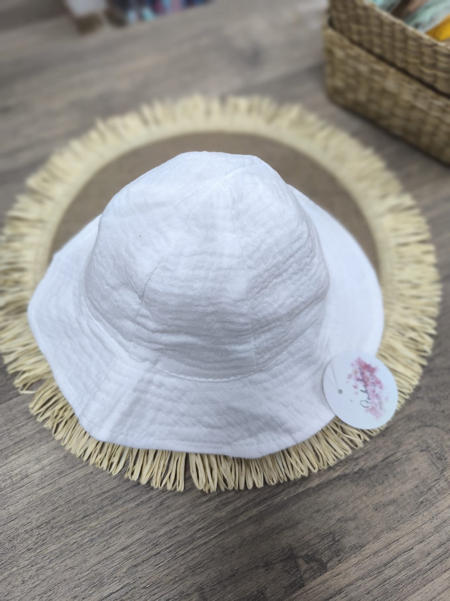 Gorro de bebé de muselina blanco – suave, transpirable y perfecto para el verano