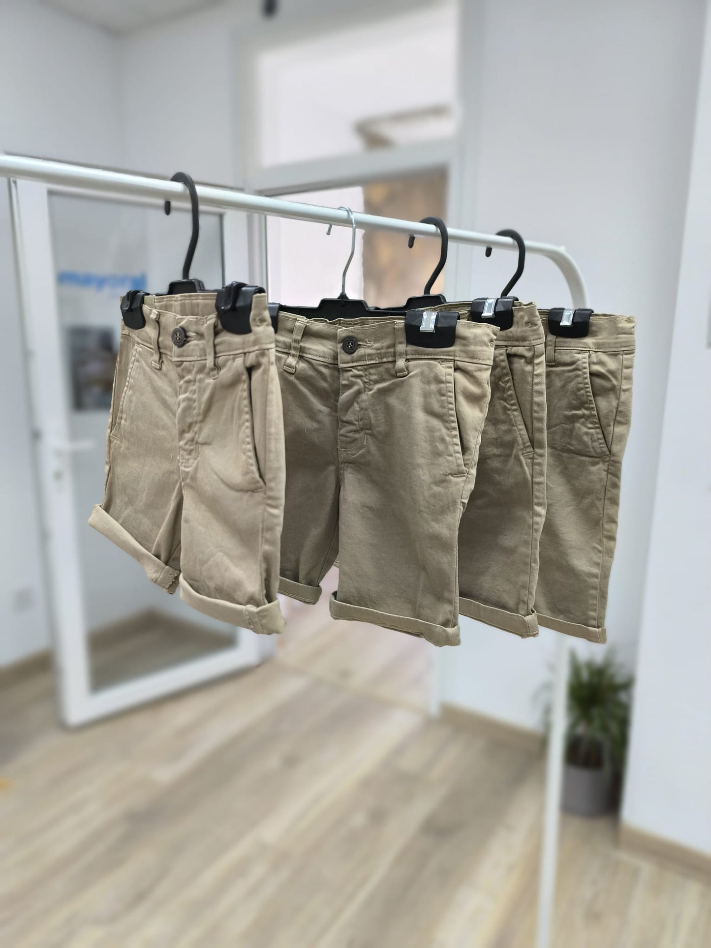 Pantalón corto de sarga color camel con bolsillos – básico elegante y combinable para el día a día