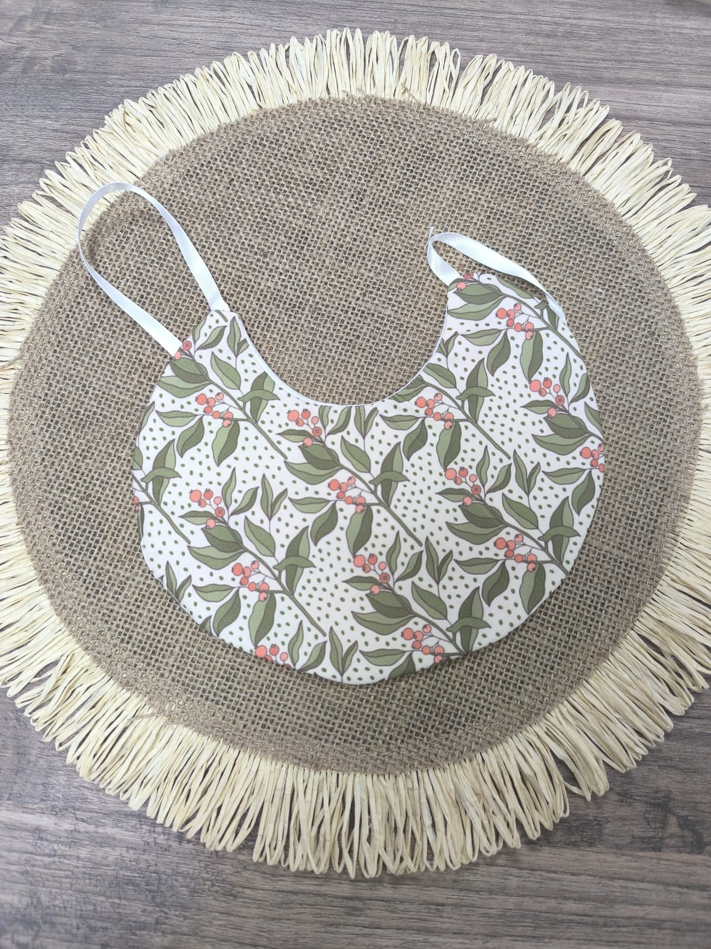 Babero de tela con hojas verdes y bayas – natural, fresco y hecho a mano