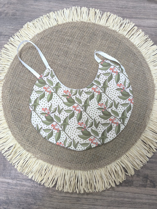 Babero de tela con hojas verdes y bayas – natural, fresco y hecho a mano